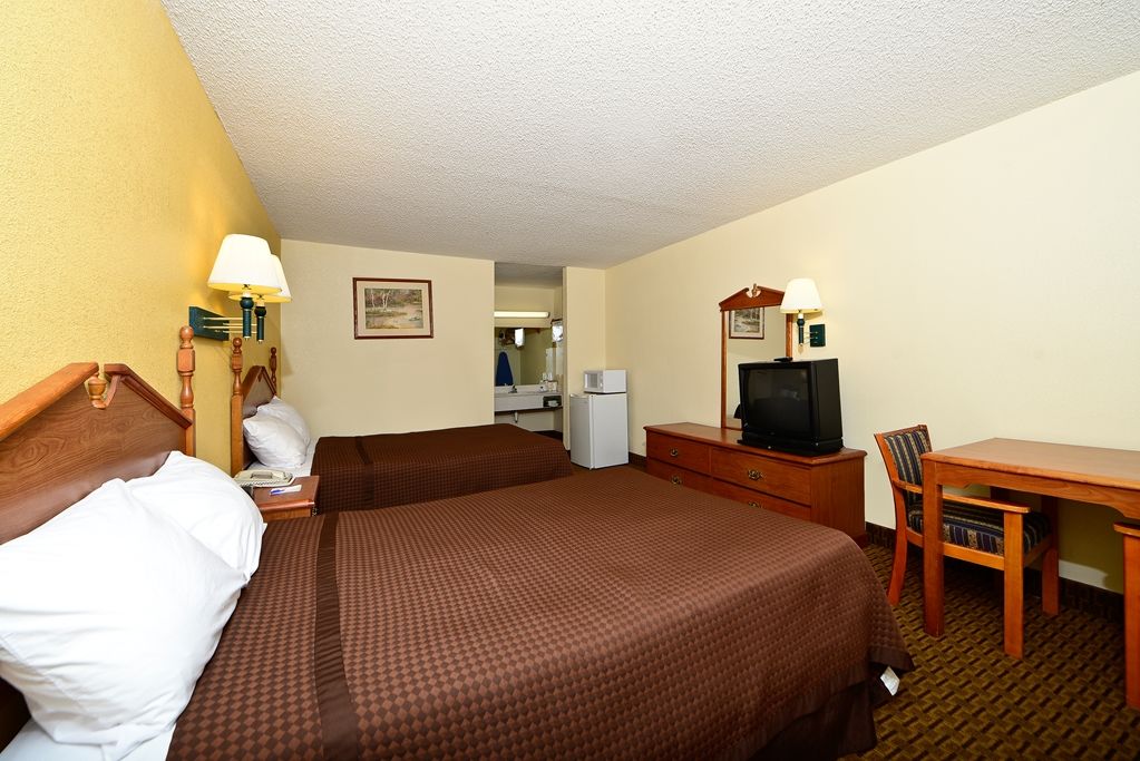 Red Roof Inn Маскл Шолс Номер фото