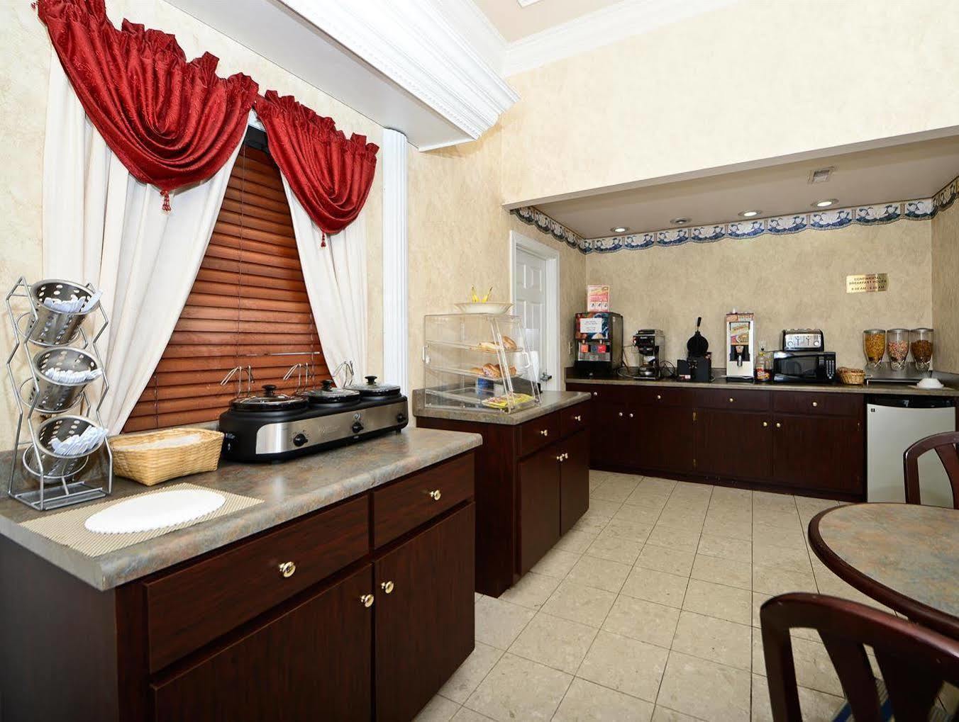 Red Roof Inn Маскл Шолс Экстерьер фото