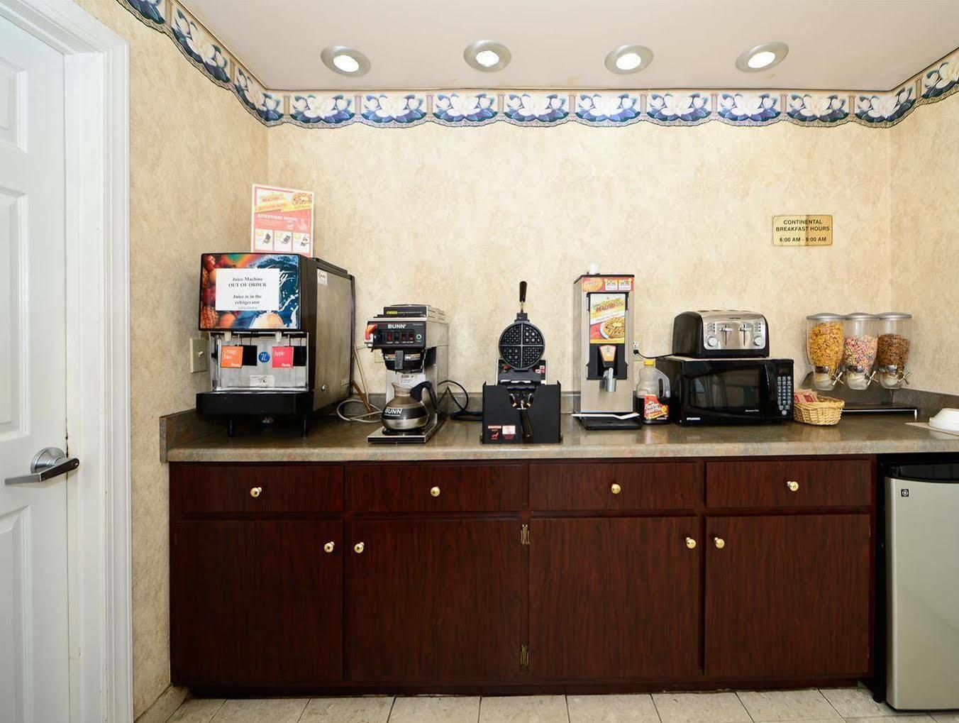 Red Roof Inn Маскл Шолс Экстерьер фото