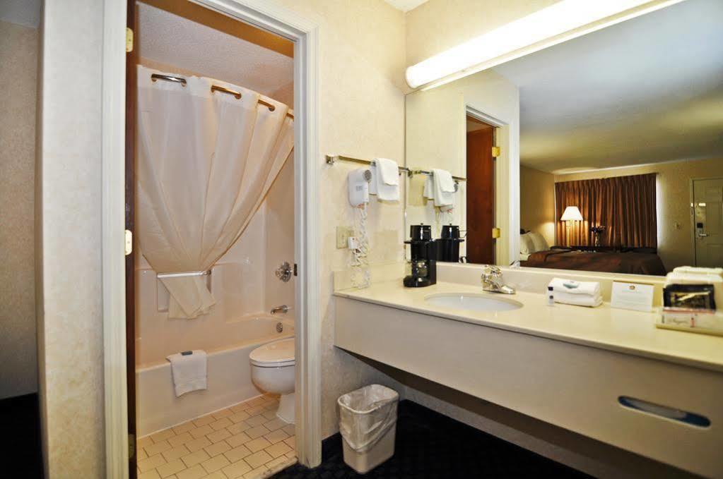 Red Roof Inn Маскл Шолс Экстерьер фото